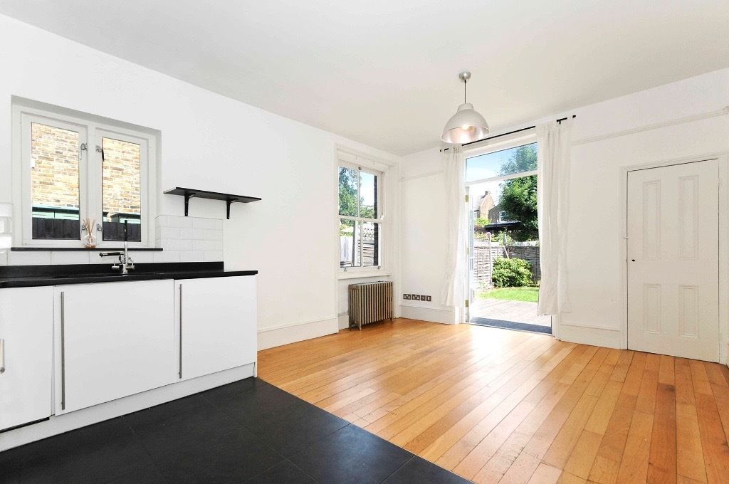 Flat to rent, Crediton Road, London, NW10 3DT