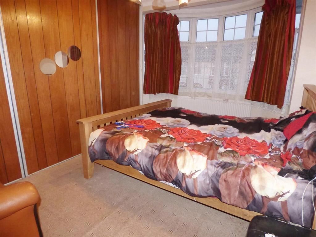 6 bedroom semidetached house for sale, Beccles Drive, Barking, IG11