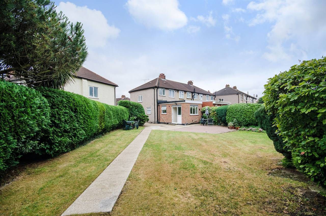 2 bedroom house for sale, Kingsmead Drive, Northolt, UB5 5BN