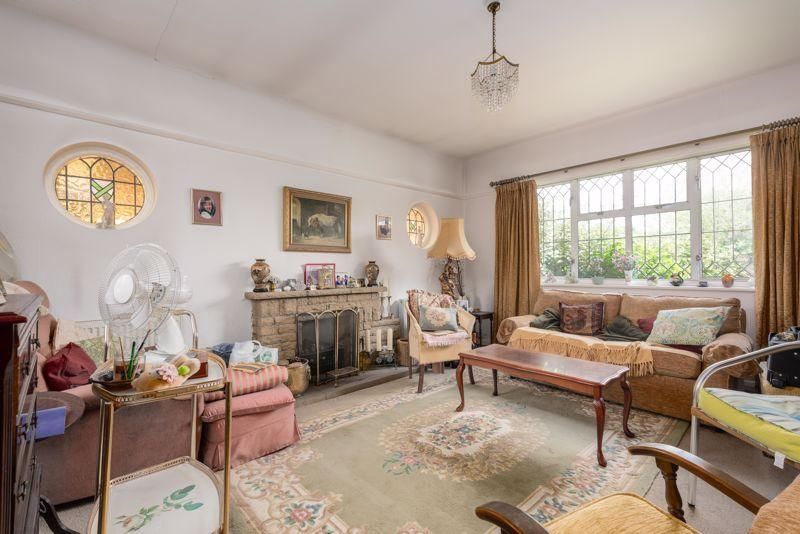 2 bedroom detached bungalow for sale, Crofton Avenue, Waltononthames